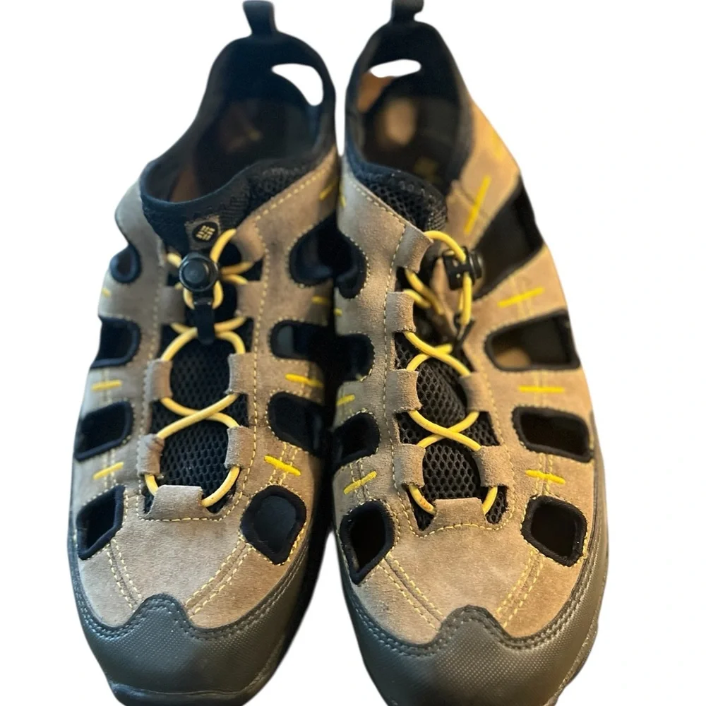 Columbia closed toe athletic athleisure shoes